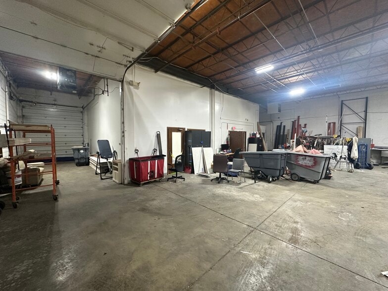 More Photos Of 2039-2041 Foster Ave, Wheeling Warehouse For Lease