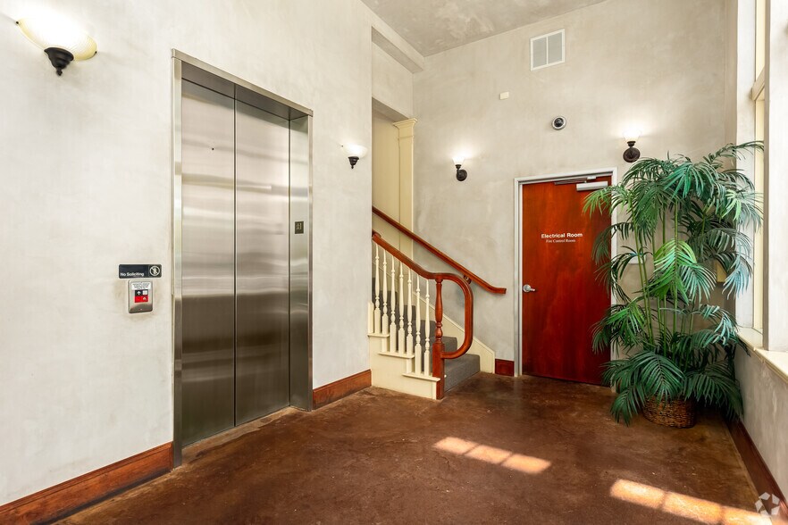 More Photos Of 601 S Main St, Grapevine General Retail For Lease