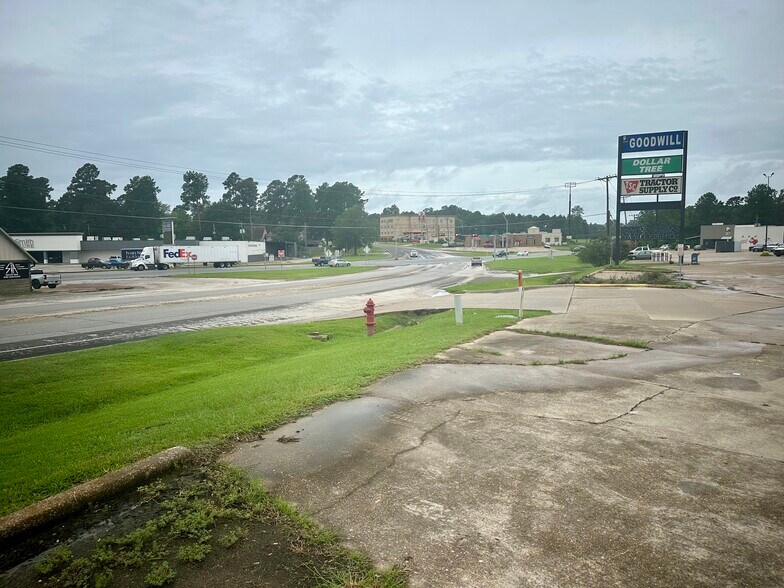 More Photos Of 1233 Tenaha St, Center Unknown For Lease