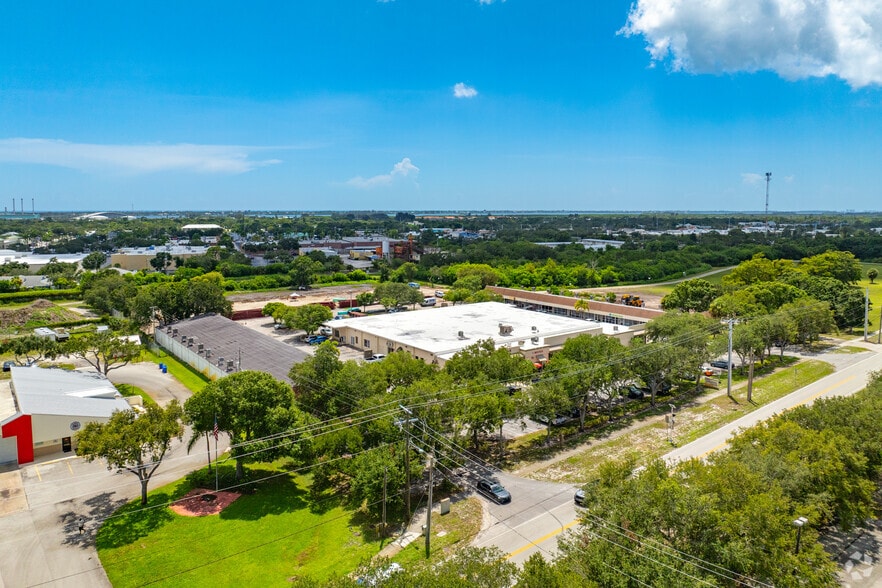 More Photos Of 1402-1472 Old Dixie Hwy, Vero Beach Storefront Retail Office For Lease