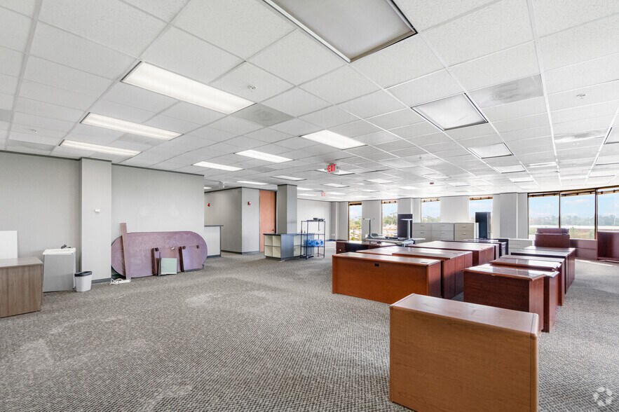 More Photos Of 8554 Katy Fwy, Houston Unknown For Lease