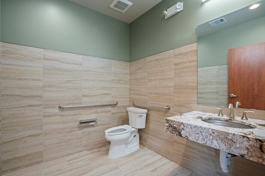 More Photos Of 2643 S Loop 336 W, Conroe Unknown For Lease