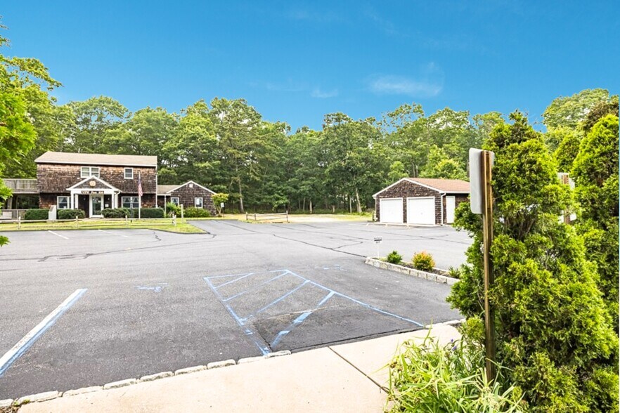 More Photos Of 290 Montauk Hwy, East Hampton Restaurant For Sale