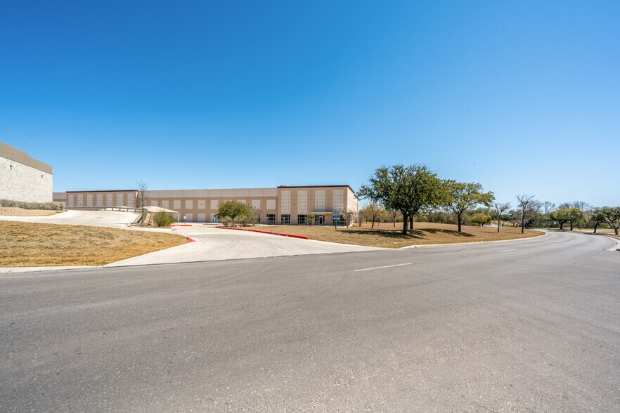 More Photos Of 1732 Universal City Blvd, Universal City Warehouse For Lease