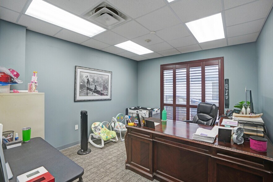 More Photos Of 1882 Porter Lake Dr, Sarasota Light Manufacturing For Sale