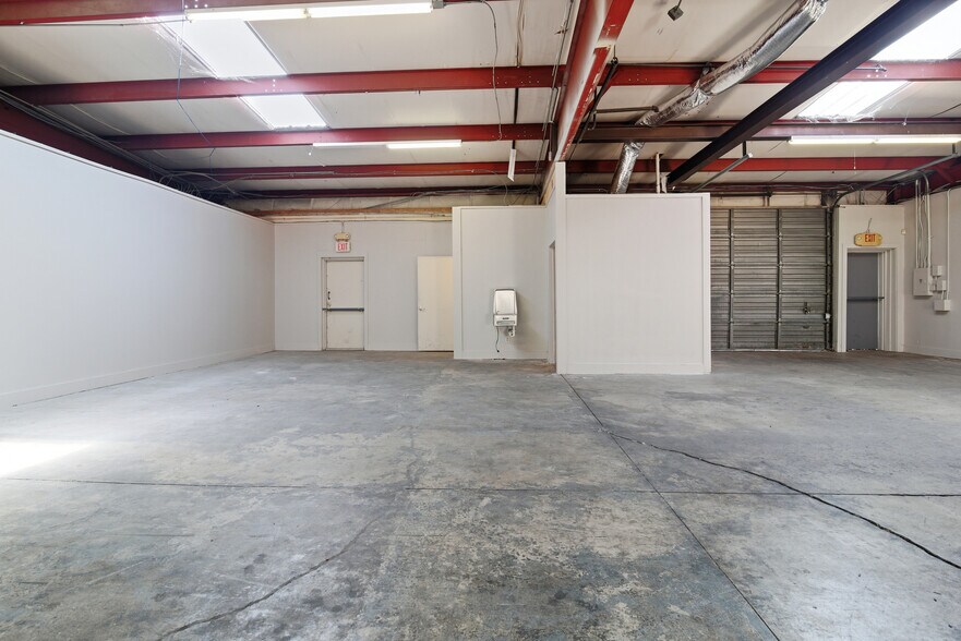 More Photos Of 2422-2424 W 41st St, Tulsa Showroom For Lease