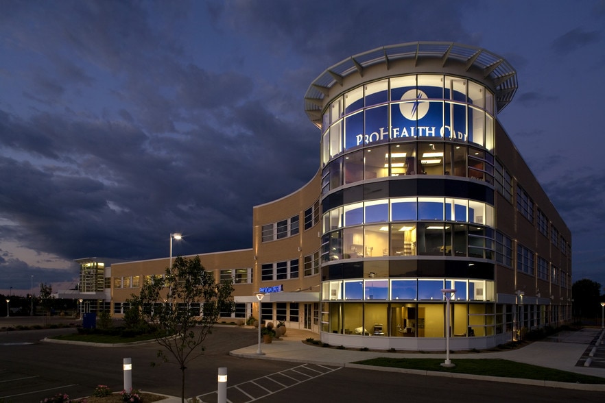 1185 Corporate Center Dr, Oconomowoc, WI 53066 Medical Office For