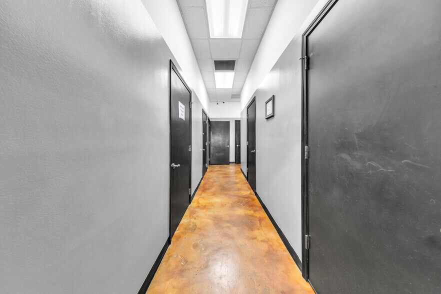 More Photos Of 2500 S Ferdon Blvd, Crestview Storefront For Lease