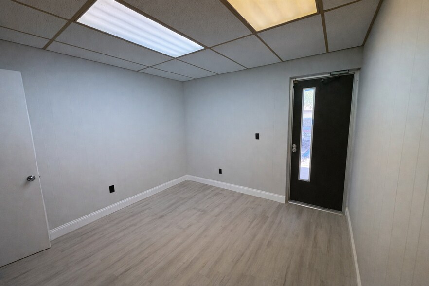 More Photos Of 3900 Broadway Ave, Fort Myers Medical For Sale