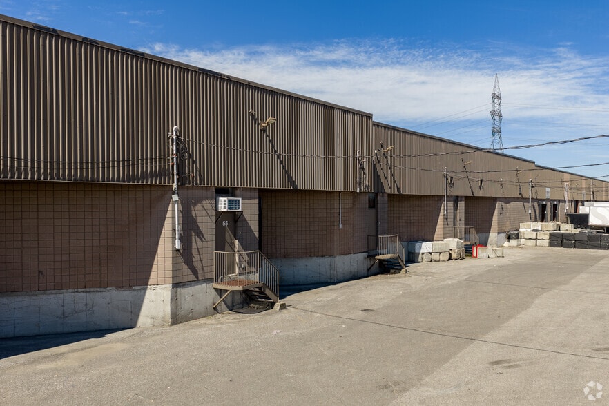 More Photos Of 4555 Boul Des Grandes-Prairies, Saint-leonard Warehouse For Lease