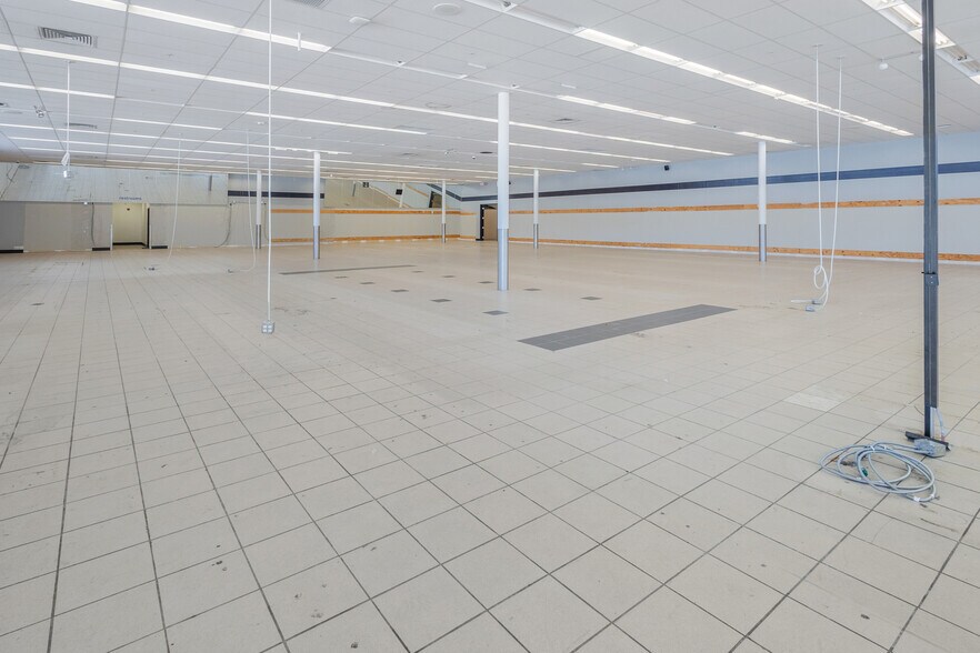 More Photos Of 17 Crystal Ave, Derry Drugstore For Lease