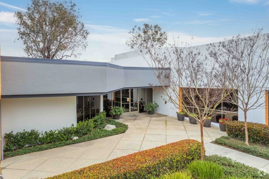 More Photos Of 1071 Camelback St, Newport Beach Flex For Lease