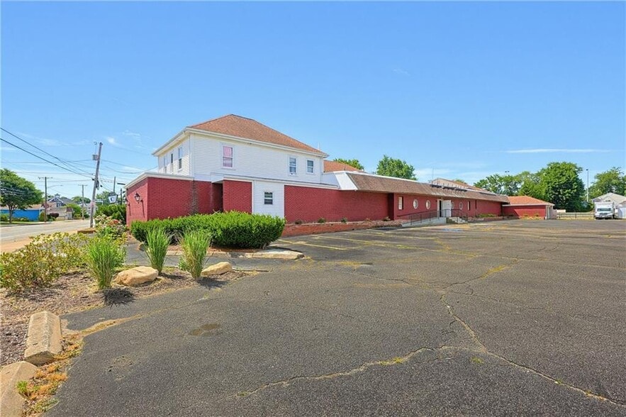 More Photos Of 955 W Shore Rd, Warwick Restaurant For Sale