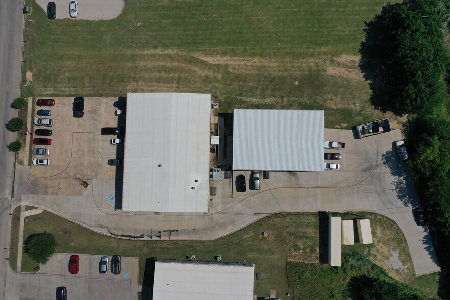 Primary Photo Of 4017 Mesa Dr, Denton Light Manufacturing For Sale