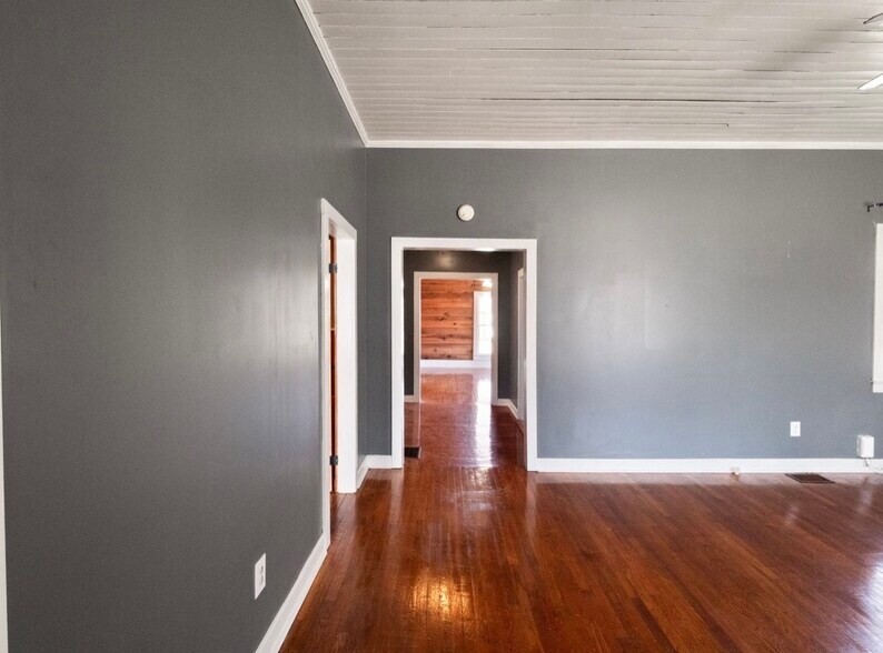 More Photos Of 615 E Main St, Scottsville Flex For Sale