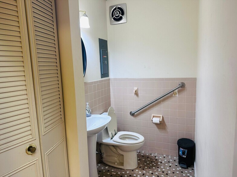 More Photos Of 1233 Berlin Rd, Voorhees Medical For Sale