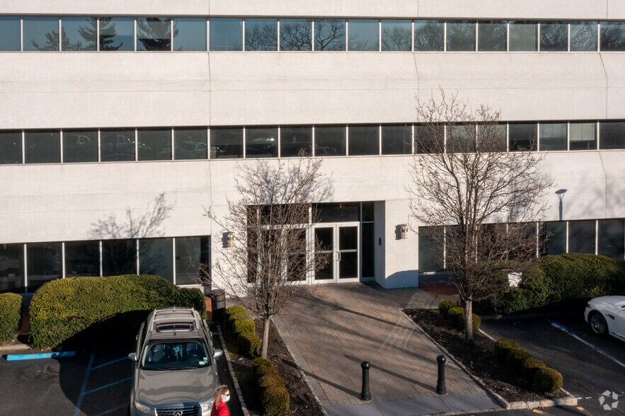 More Photos Of 1600 Stewart Ave, Westbury Medical For Lease