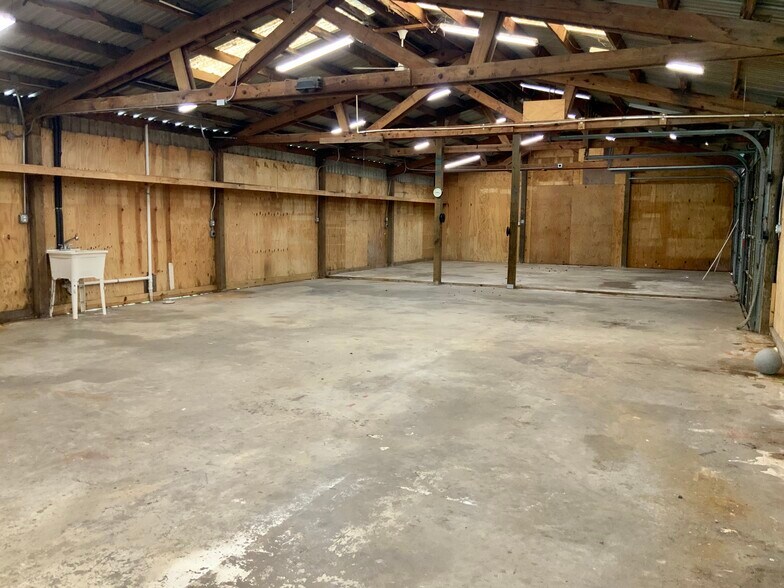More Photos Of 103 N Live Oak St, Tomball Warehouse For Lease