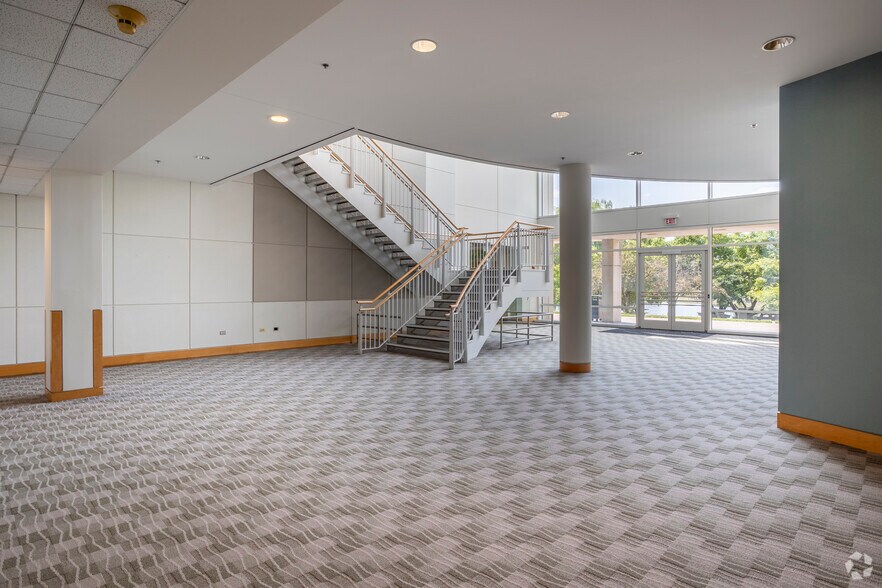More Photos Of 955 American Ln, Schaumburg Office For Lease
