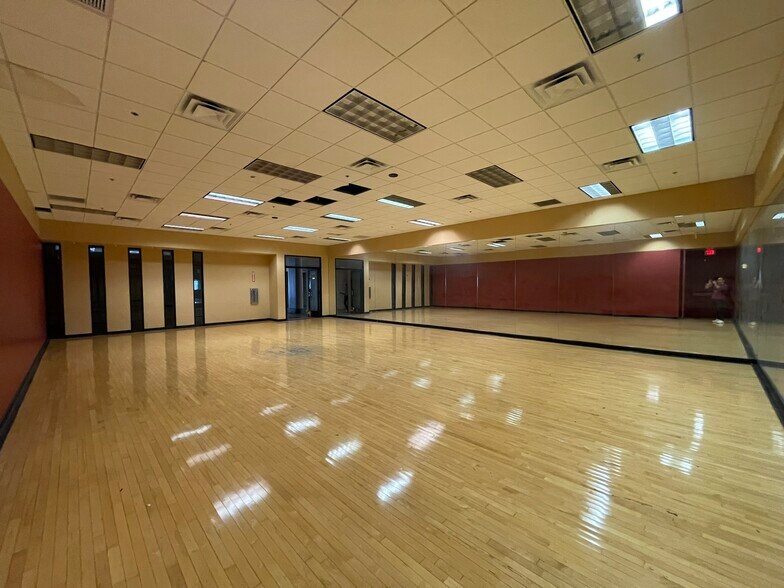 More Photos Of 7759 W Bell Rd, Peoria Storefront For Lease