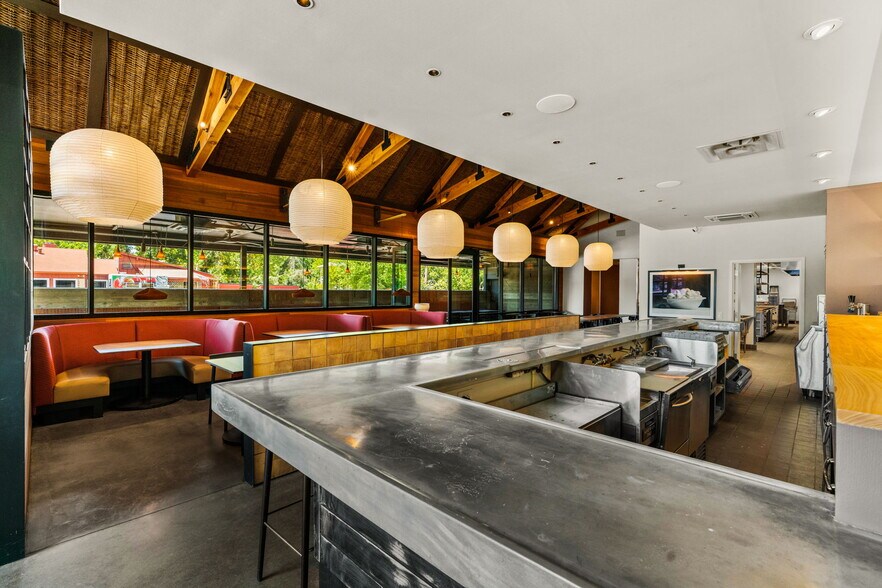 More Photos Of 2708 E Cesar Chavez St, Austin Restaurant For Sale