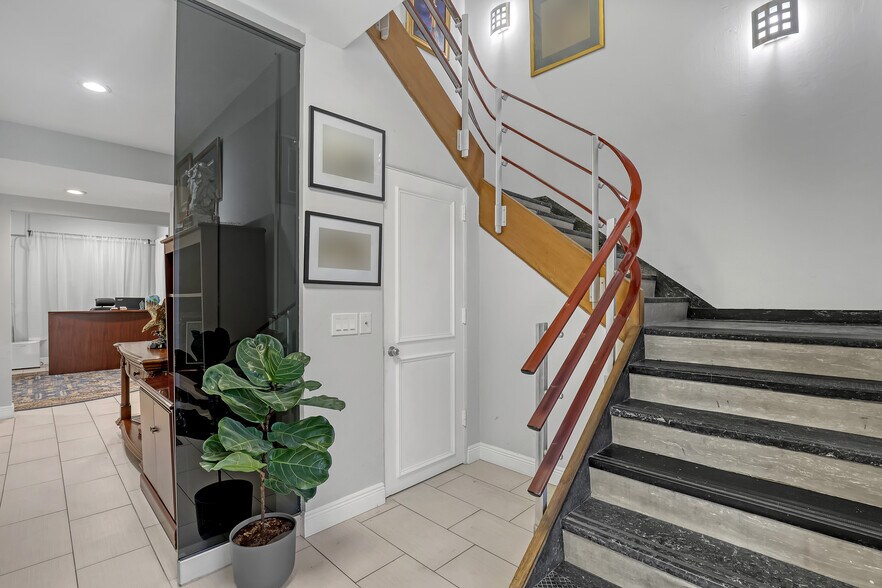 More Photos Of 2701 W Okeechobee Blvd, West Palm Beach Office For Sale