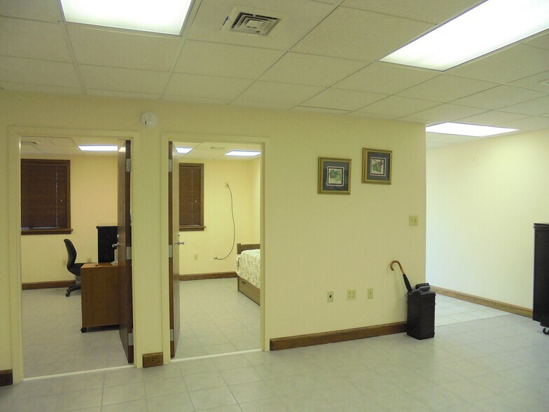 More Photos Of 256 Main St, East Windsor Research And Development For Lease