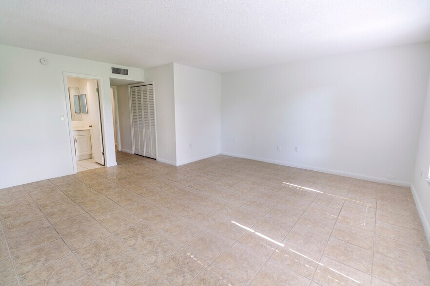 More Photos Of 8445 Springtree Dr, Sunrise Apartments For Sale