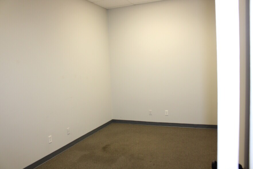 More Photos Of 2260-2292 Commercial Way, Spring Hill Storefront For Lease