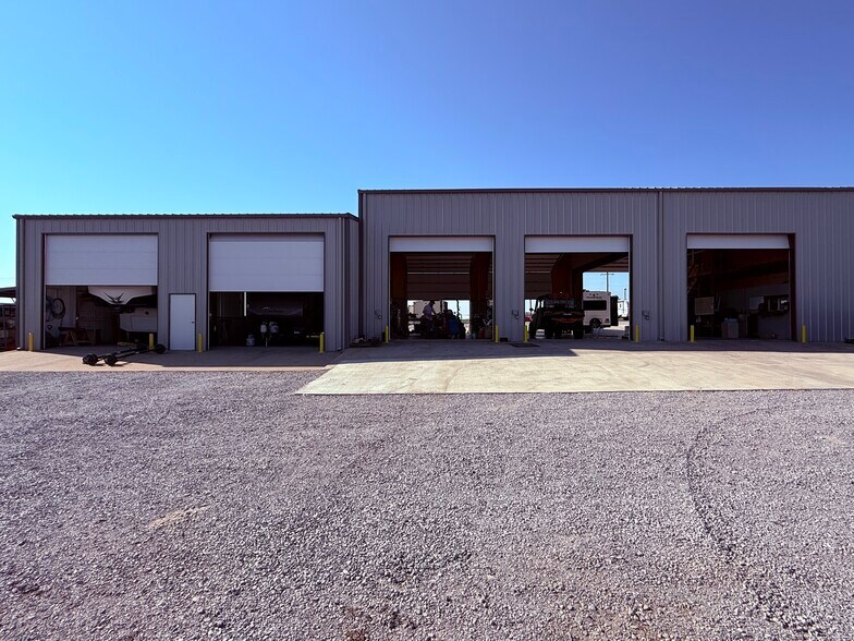 More Photos Of 13239 S Interstate 35, Valley View Manufacturing For Lease