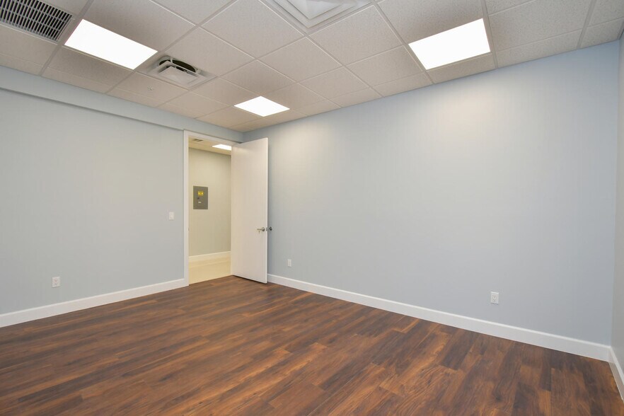 More Photos Of 2401 1st St, Fort Myers Office Residential For Lease