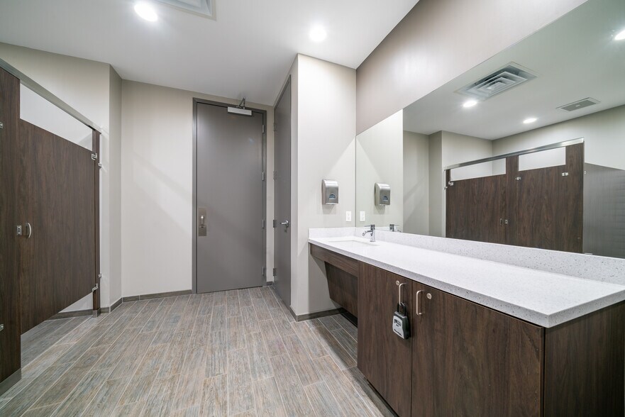 More Photos Of 425 Franklin Gateway SE, Marietta Unknown For Lease