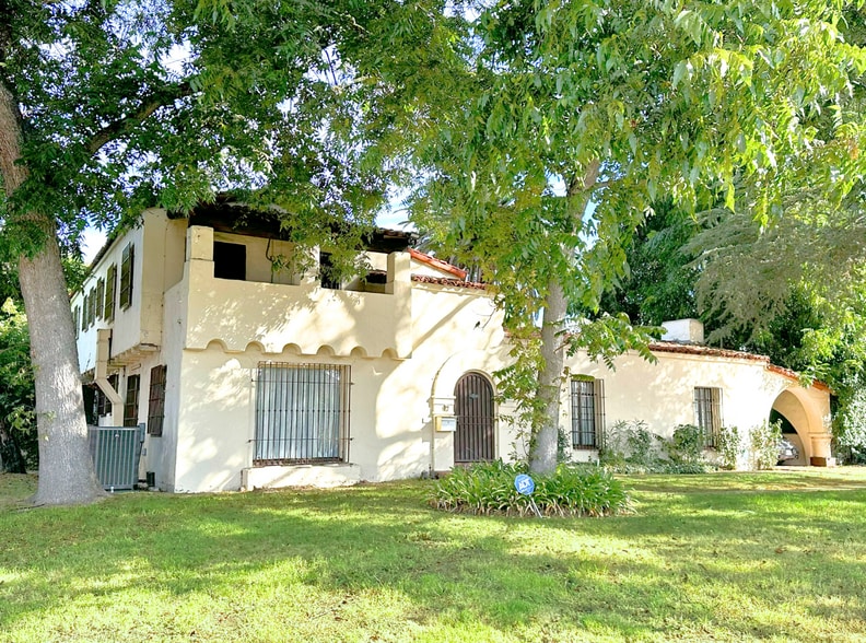 Primary Photo Of 10623 Riverside Dr, North Hollywood Office For Lease