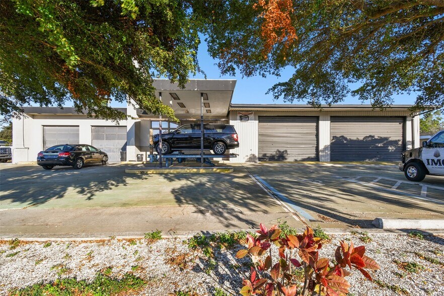 More Photos Of 2011 9th St, Bradenton Freestanding For Sale