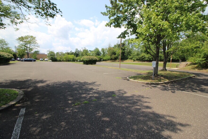 More Photos Of 455 Maryland Dr, Fort Washington Light Manufacturing For Sale