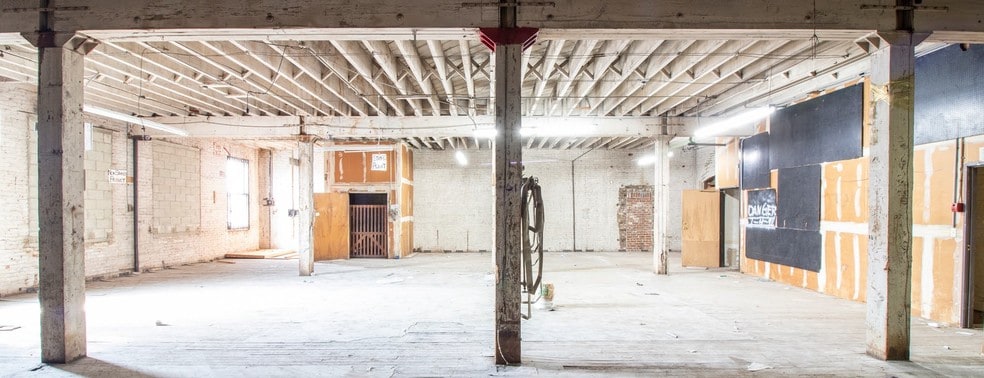 More Photos Of 437-441 S Los Angeles St, Los Angeles Showroom For Sale