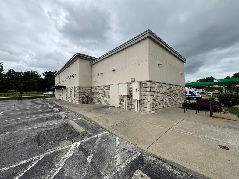 More Photos Of 211 S 18th St Expy, Kansas City Fast Food For Sale