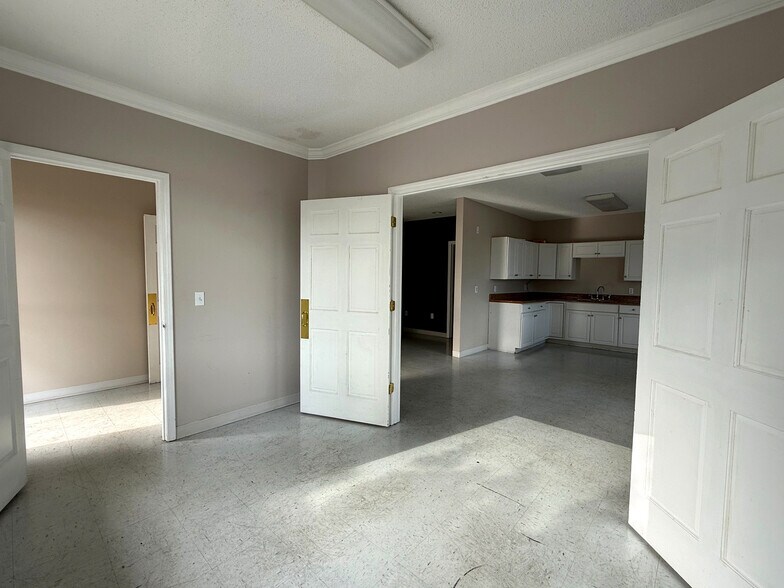 More Photos Of 117 Park Rd, Lexington Showroom For Sale