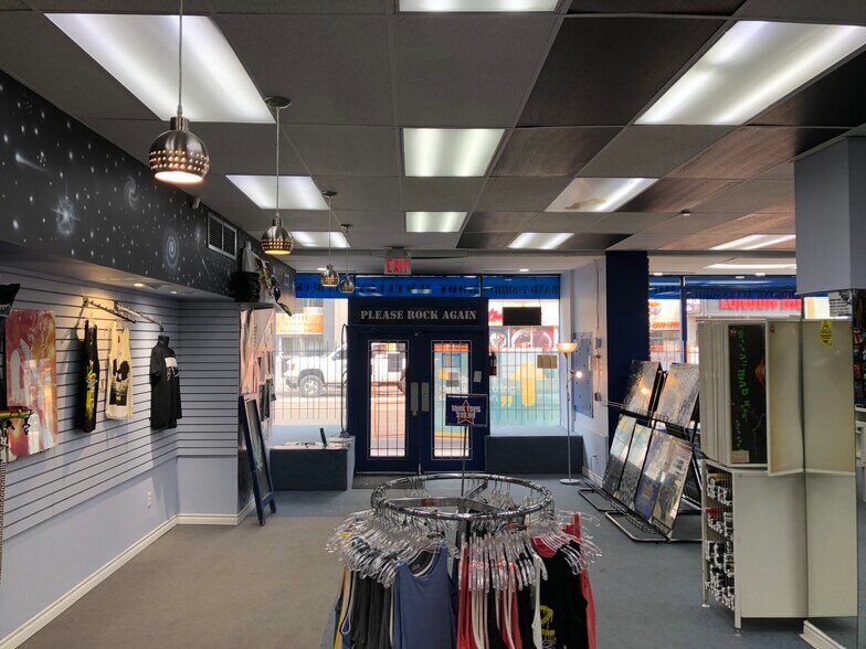 More Photos Of 752 Wharncliffe Rd S, London General Retail For Lease