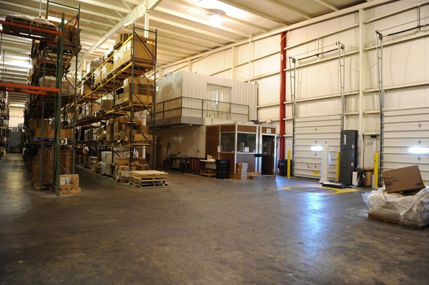 More Photos Of 102 N Sundale Rd, Norwich Warehouse For Lease