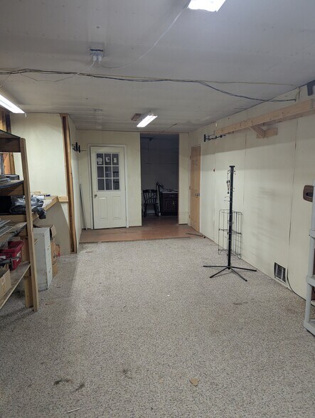 More Photos Of 14367 Lincoln Hwy, Everett General Retail For Sale