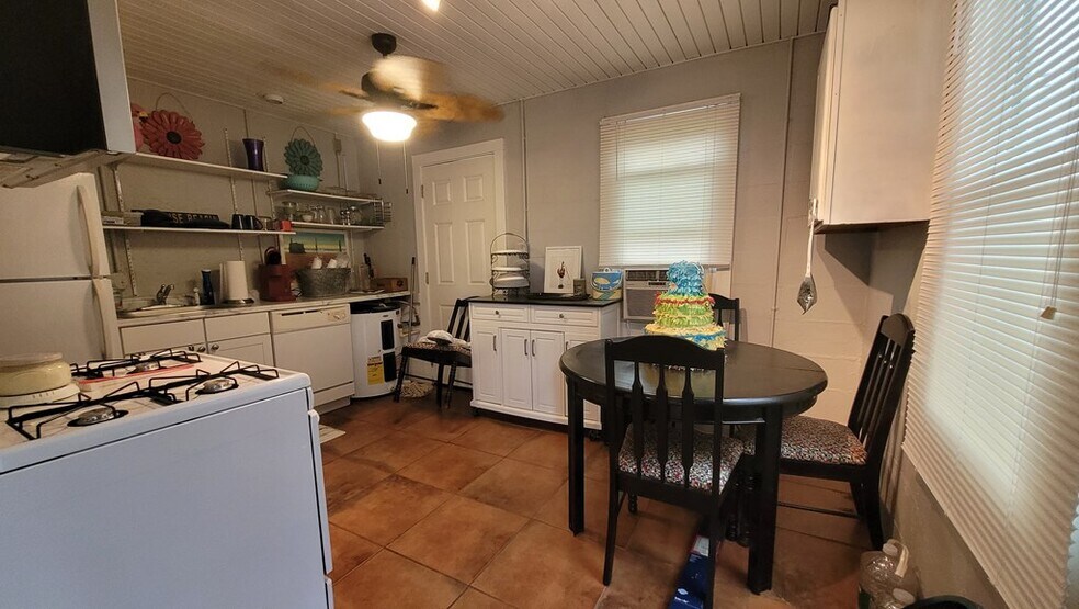More Photos Of 108 Hood St, Rockport Storefront Retail Residential For Sale