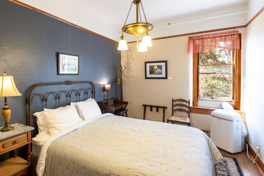 More Photos Of 40 SE Heimrich St, Dufur Hotel For Sale