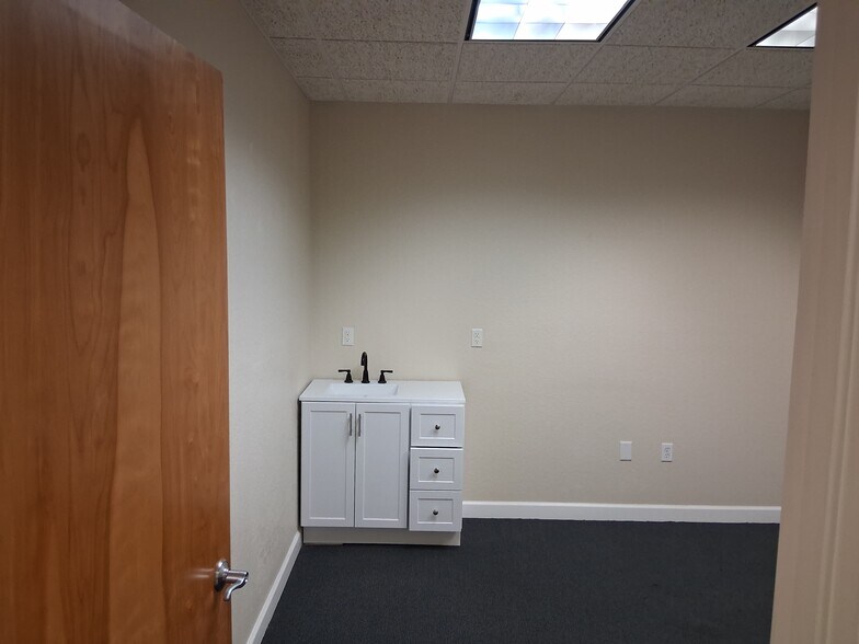 More Photos Of 5218 4th Avenue Cir E, Bradenton Medical For Lease