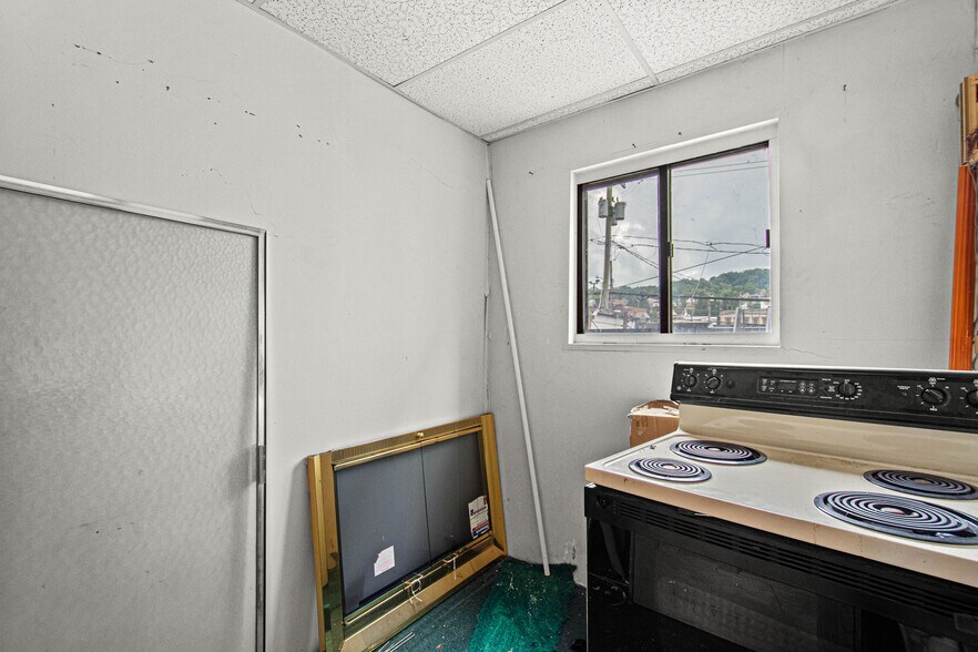 More Photos Of 305 Mill St, Coraopolis Storefront Retail Residential For Sale
