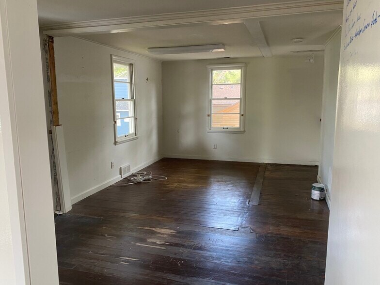 More Photos Of 60-70 E Oak St, Zionsville Loft Creative Space For Lease