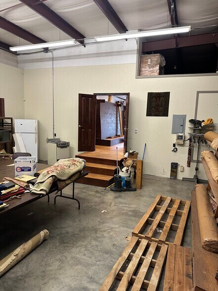 More Photos Of 1236 E Washington St, New Castle Showroom For Sale