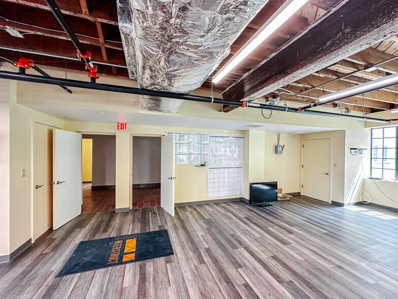 More Photos Of 601 Quay Commons, Sarasota Office For Sale