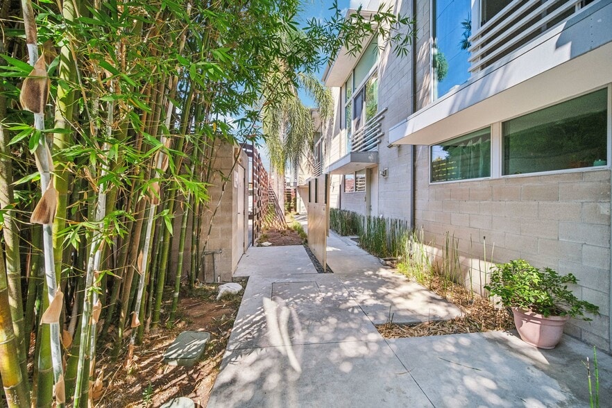 More Photos Of 717 N Highland Ave, Los Angeles Flex For Sale