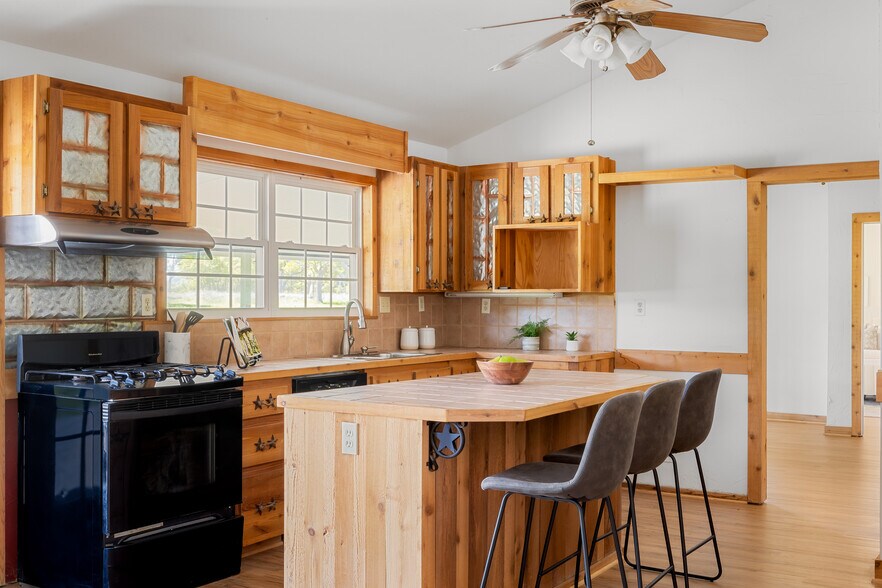 More Photos Of 9695 US-290 Hwy, Hye Land For Sale